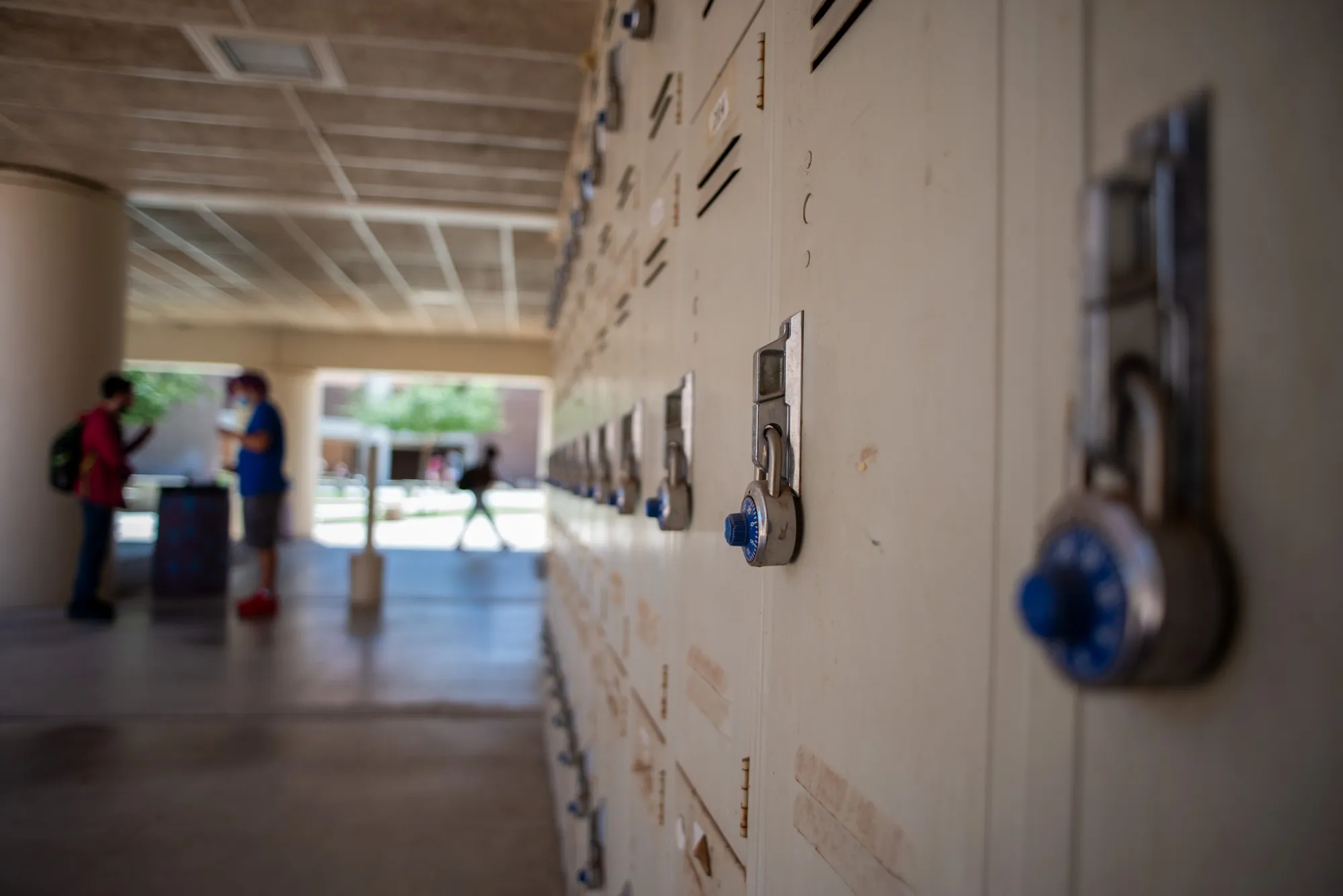 ©Brandon Quester/AZCIR: Students pass through open walkways in this file photo of a high school in Tempe, Arizona on Aug. 27, 2021