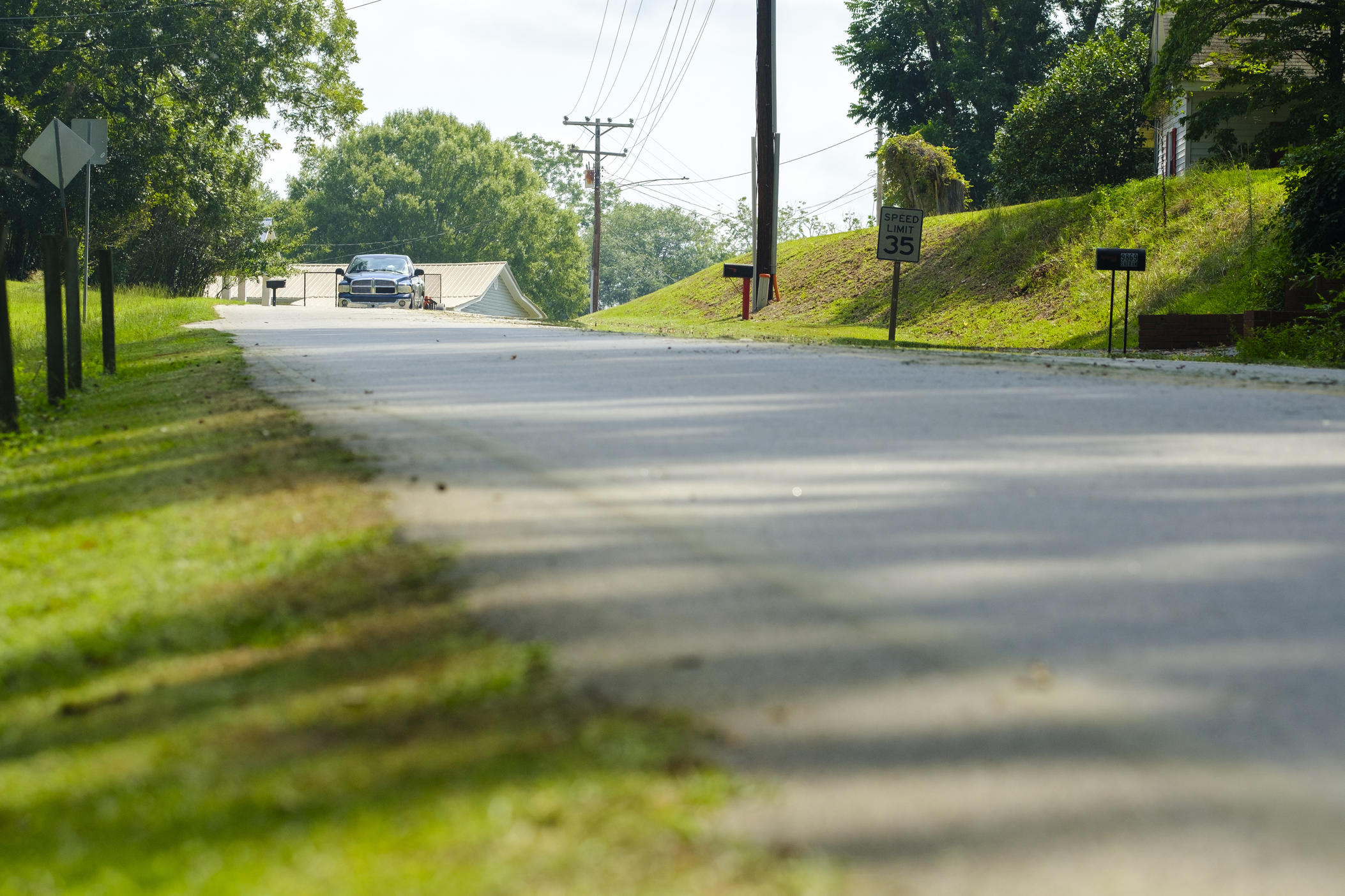 ©Grant Blankenship/GPB: The stretch of Deepstep Road in Washington County where Eurie Martin fatally encountered Washington County Sheriff's deputies in 2017. In many cases, law enforcement officers are not prepared to handle mental health crisis calls.  