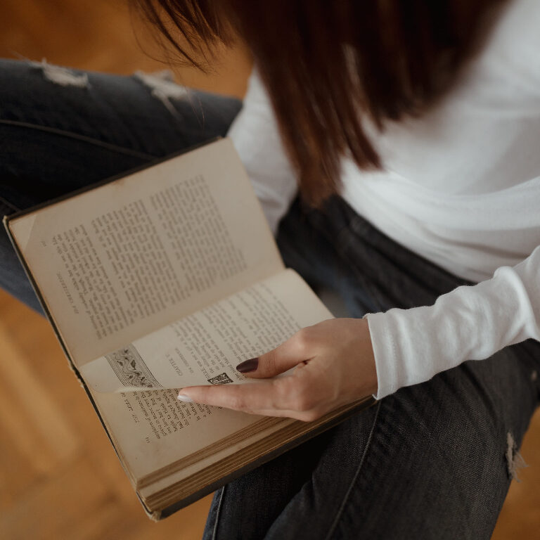 Image of woman reading book via pikrepo.com.